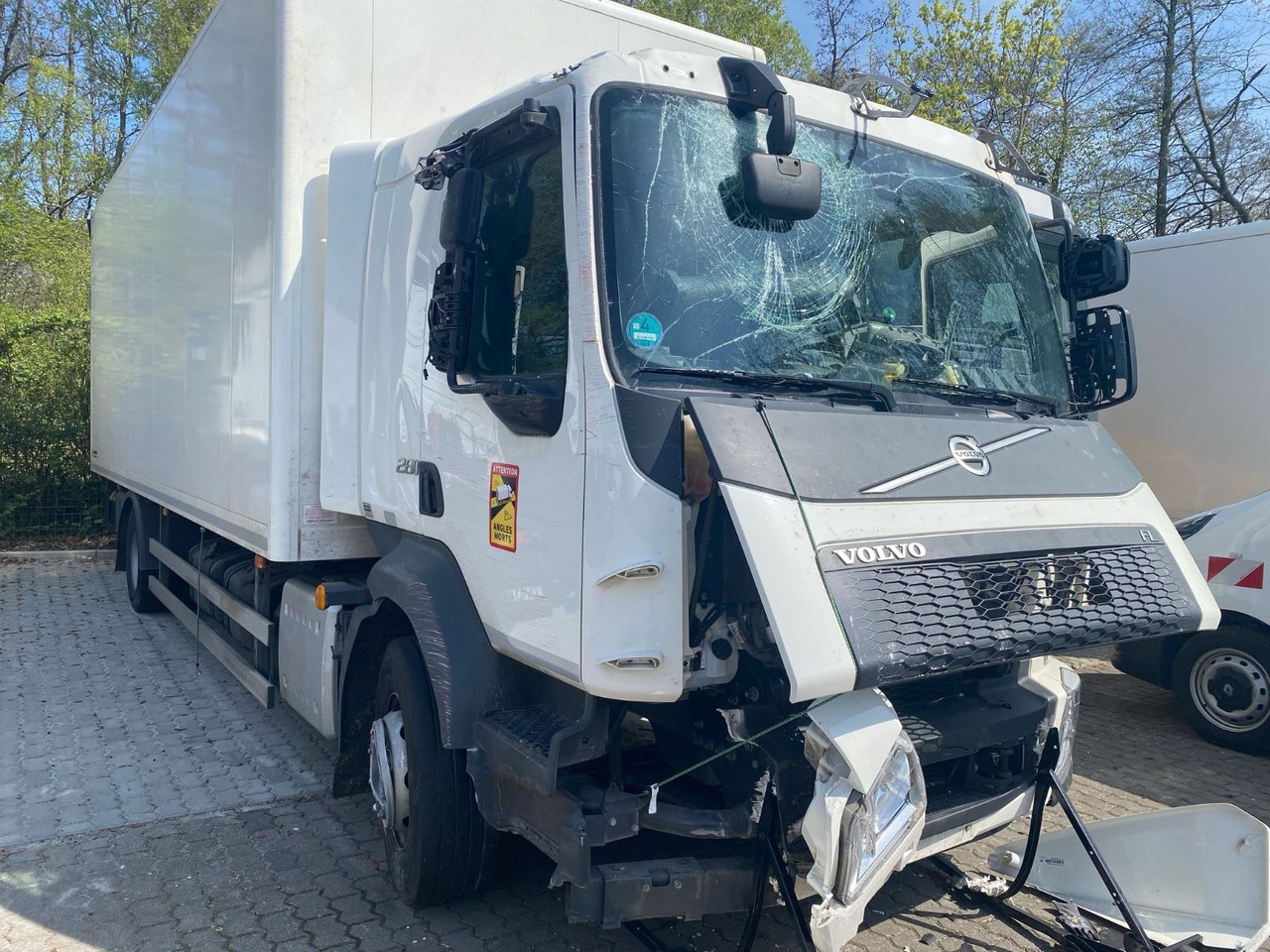 Volvo FL 16.280 Koffer Unfallschaden - Вантажівка з закритим кузовом: фото 4 Volvo FL 16.280 Koffer Unfallschaden - Вантажівка з закритим кузовом: фото 4