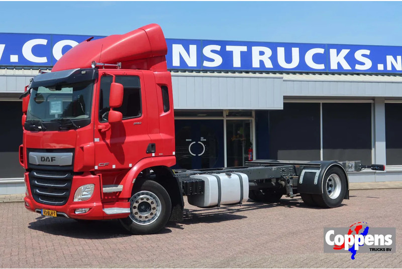 DAF CF 290 FA Chassis + 2500 KG Dhollandia laadklep - Вантажівка шасі: фото 1 DAF CF 290 FA Chassis + 2500 KG Dhollandia laadklep - Вантажівка шасі: фото 1