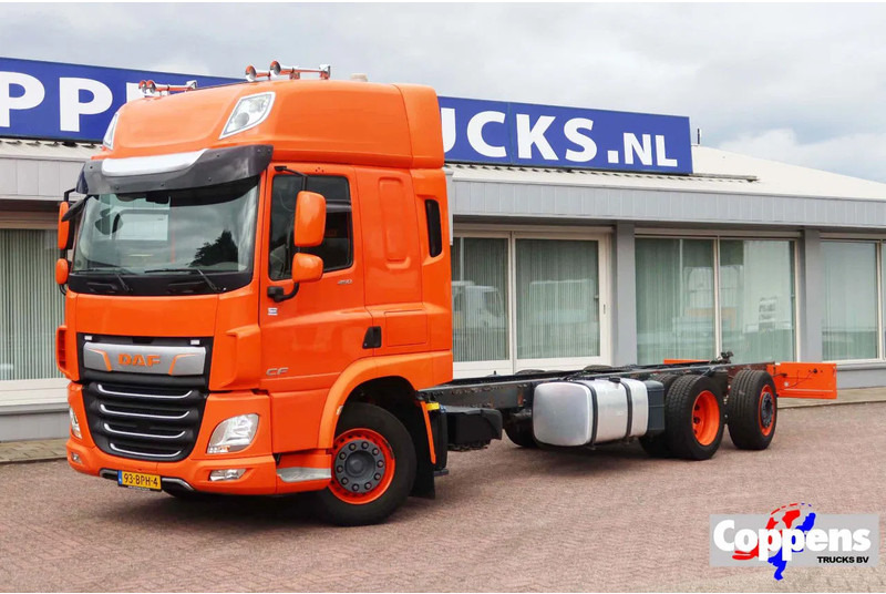 DAF CF 450 Chassis Cabine Slaap Cabine 2x Bed - Вантажівка шасі: фото 1 DAF CF 450 Chassis Cabine Slaap Cabine 2x Bed - Вантажівка шасі: фото 1