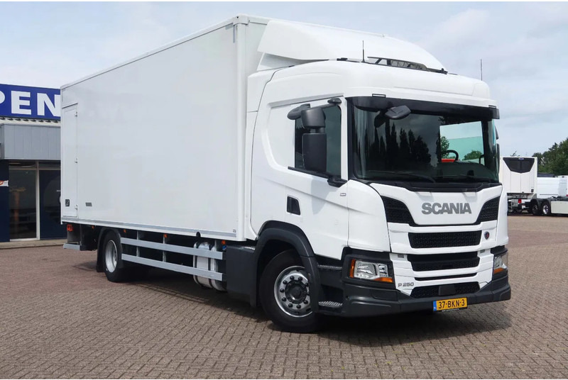 Scania P250 4x2 Geïsoleerde Bakwagen + Dhollandia klep 2000 kg + slaapcabine - Вантажівка з закритим кузовом: фото 2 Scania P250 4x2 Geïsoleerde Bakwagen + Dhollandia klep 2000 kg + slaapcabine - Вантажівка з закритим кузовом: фото 2