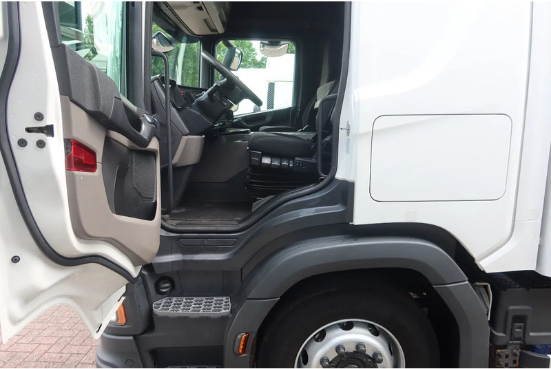 Scania P250 4x2 Geïsoleerde Bakwagen + Dhollandia klep 2000 kg + slaapcabine - Вантажівка з закритим кузовом: фото 4 Scania P250 4x2 Geïsoleerde Bakwagen + Dhollandia klep 2000 kg + slaapcabine - Вантажівка з закритим кузовом: фото 4