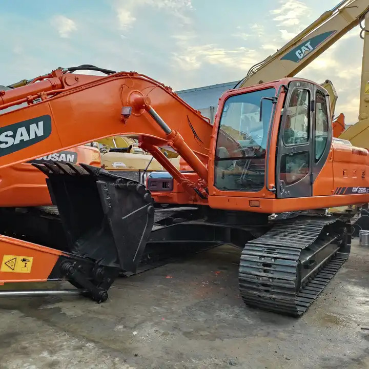 High Quality and Low price Used Doosan Dx60 Wheeled Excavator In Good Condition 6-ton Mini 6t Excavator for sale - Гусеничний екскаватор: фото 1 High Quality and Low price Used Doosan Dx60 Wheeled Excavator In Good Condition 6-ton Mini 6t Excavator for sale - Гусеничний екскаватор: фото 1