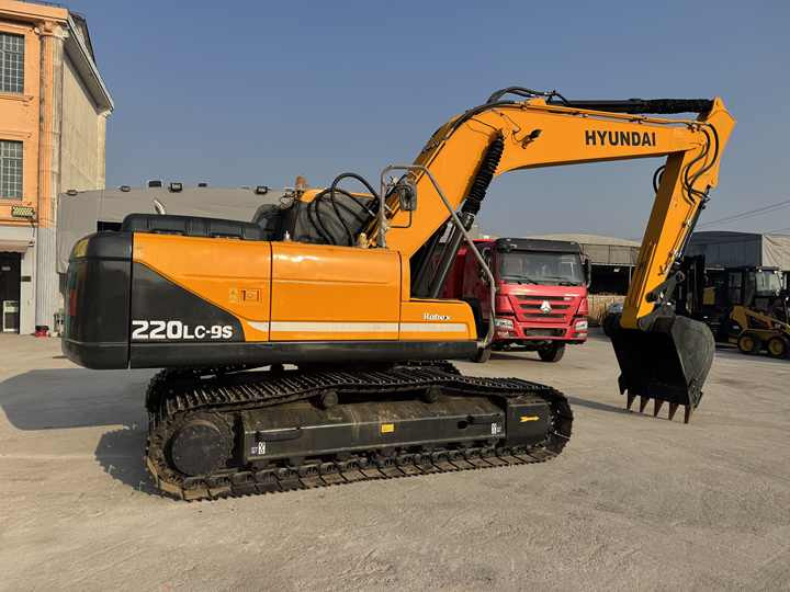 Perfect Condition usada excavadora 22ton Hyundai 220LC Hyundai Excavator Used 220LC-9S excavator For Construction For Sale - Гусеничний екскаватор: фото 3 Perfect Condition usada excavadora 22ton Hyundai 220LC Hyundai Excavator Used 220LC-9S excavator For Construction For Sale - Гусеничний екскаватор: фото 3