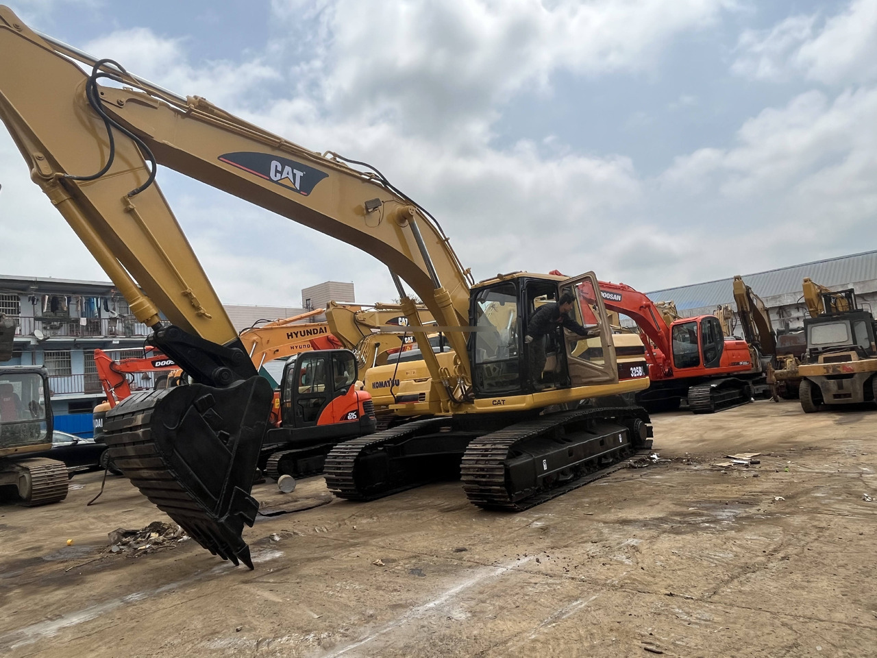 Used Caterpillar excavator CAT 325BL in good condition for sale - Гусеничний екскаватор: фото 4 Used Caterpillar excavator CAT 325BL in good condition for sale - Гусеничний екскаватор: фото 4