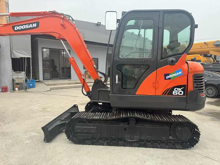 Used Excavator Doosan Dx60 Excavators Earth-moving Machinery Doosan Dx60 Dx80 Dx75 Dx225 Dh55 Dx60-9c for Sale - Гусеничний екскаватор: фото 3 Used Excavator Doosan Dx60 Excavators Earth-moving Machinery Doosan Dx60 Dx80 Dx75 Dx225 Dh55 Dx60-9c for Sale - Гусеничний екскаватор: фото 3