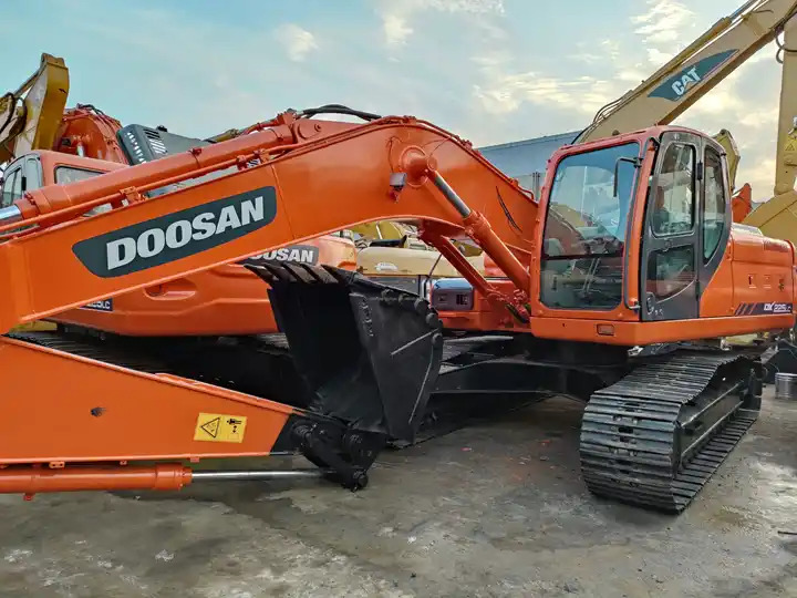 Used excavator Doosan DX60 with excellent working condition on sale Used Doosan DX60 excavator, Doosan DX60 mini excavators - Гусеничний екскаватор: фото 2 Used excavator Doosan DX60 with excellent working condition on sale Used Doosan DX60 excavator, Doosan DX60 mini excavators - Гусеничний екскаватор: фото 2