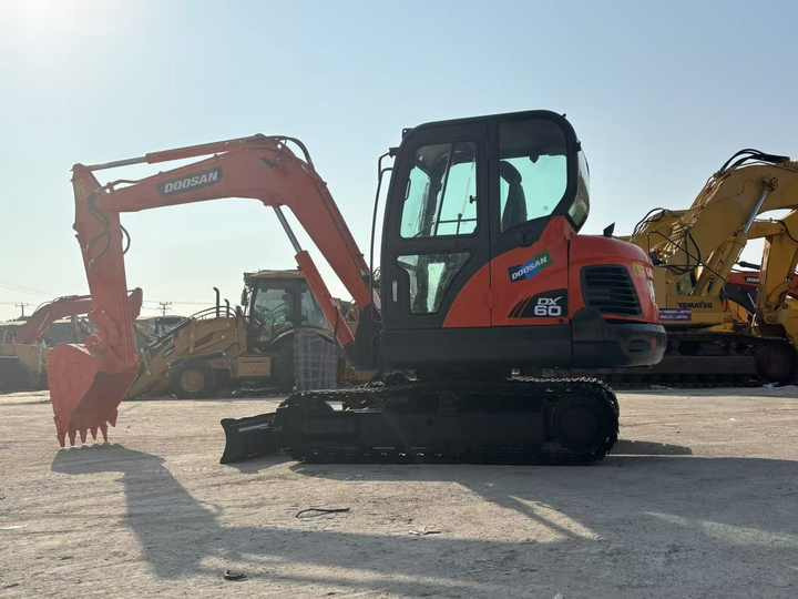 Used excavator doosan dx60 excavators earth-moving machinery doosan dx60 dx80 dx75 dx225 dh60 dh60-7for sale - Гусеничний екскаватор: фото 2 Used excavator doosan dx60 excavators earth-moving machinery doosan dx60 dx80 dx75 dx225 dh60 dh60-7for sale - Гусеничний екскаватор: фото 2