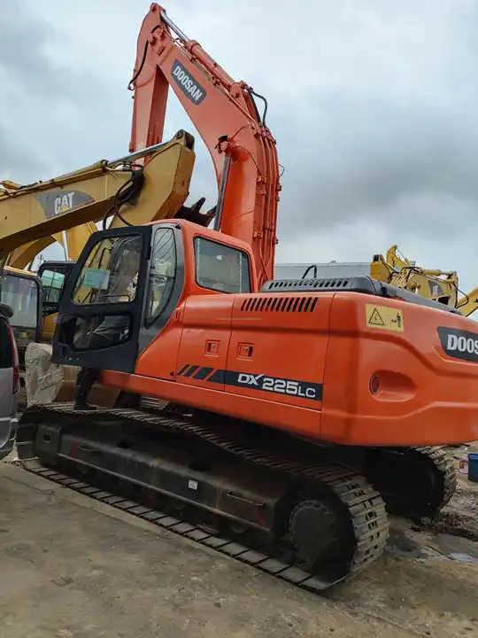 Used excavators in stock for sale second hand excavator used machinery equipment Doosan dx225 - Гусеничний екскаватор: фото 2 Used excavators in stock for sale second hand excavator used machinery equipment Doosan dx225 - Гусеничний екскаватор: фото 2