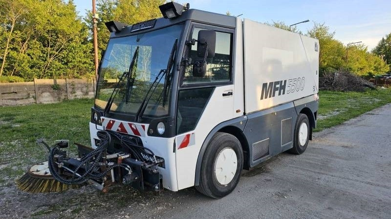Mfh 5500 sweeper - with air conditionier  - Підмітально-прибиральна машина: фото 2 Mfh 5500 sweeper - with air conditionier  - Підмітально-прибиральна машина: фото 2