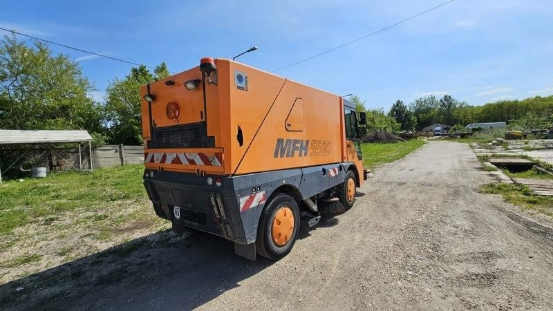 Mfh 5500 sweeper - with air conditionier - Підмітально-прибиральна машина: фото 3 Mfh 5500 sweeper - with air conditionier - Підмітально-прибиральна машина: фото 3