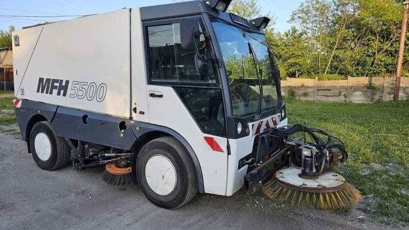 Mfh 5500 sweeper - with air conditionier  - Підмітально-прибиральна машина: фото 1 Mfh 5500 sweeper - with air conditionier  - Підмітально-прибиральна машина: фото 1