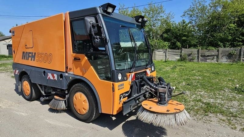 Mfh 5500 sweeper - with air conditionier - Підмітально-прибиральна машина: фото 1 Mfh 5500 sweeper - with air conditionier - Підмітально-прибиральна машина: фото 1