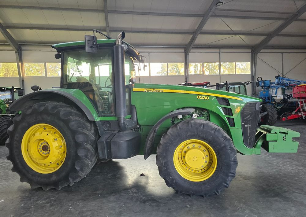 John Deere 8230 - Трактор: фото 4 John Deere 8230 - Трактор: фото 4