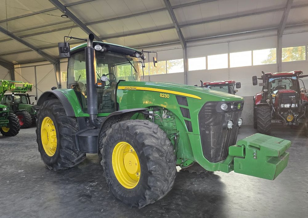 John Deere 8230 - Трактор: фото 2 John Deere 8230 - Трактор: фото 2