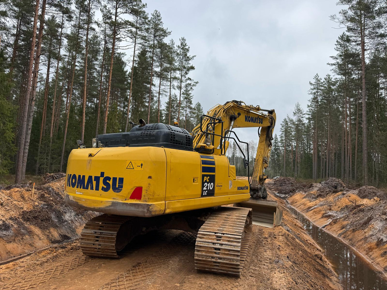 KOMATSU PC210LC-11 - Гусеничний екскаватор: фото 2 KOMATSU PC210LC-11 - Гусеничний екскаватор: фото 2