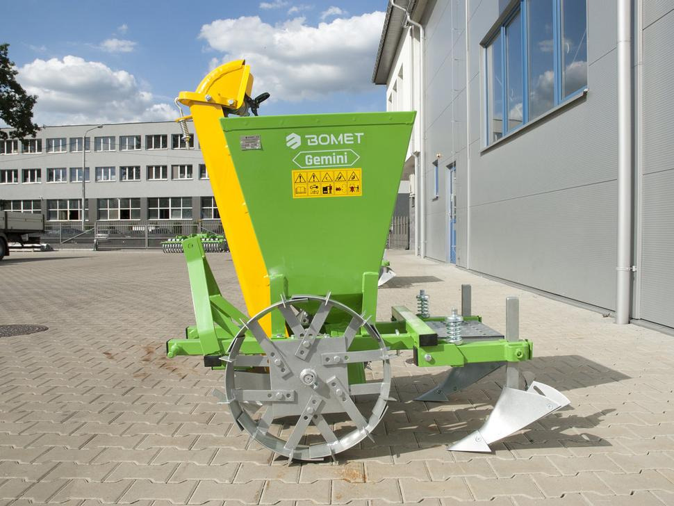 Bomet Kartoffelpflanzmaschine / Potato planter / Planteuse de pomme de terre / Piantapatate / Sadzarka ziemniaków - Картоплесаджалка: фото 3 Bomet Kartoffelpflanzmaschine / Potato planter / Planteuse de pomme de terre / Piantapatate / Sadzarka ziemniaków - Картоплесаджалка: фото 3