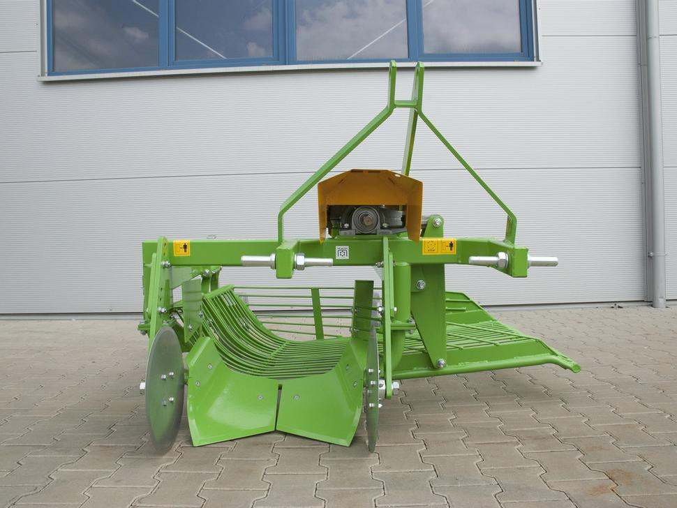 Bomet Siebkettenroder / Potato digger / Arracheuse de pomme de terre / Scavapatate / Однорядная картофельная копалка / Kopaczka do ziemniaków Ursa Z655 - Картоплезбиральний комбайн: фото 1 Bomet Siebkettenroder / Potato digger / Arracheuse de pomme de terre / Scavapatate / Однорядная картофельная копалка / Kopaczka do ziemniaków Ursa Z655 - Картоплезбиральний комбайн: фото 1