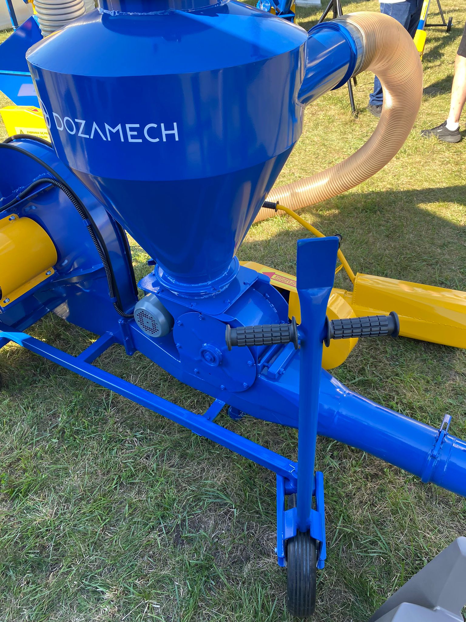 Dozamech Saug-Druckgebläse / Suction and pressure blower / Suceuse à grains / Trasportatore / Пневматический вдуватель / Dmuchawa ssąco-tłocząca T-420 - Конвеєр: фото 4 Dozamech Saug-Druckgebläse / Suction and pressure blower / Suceuse à grains / Trasportatore / Пневматический вдуватель / Dmuchawa ssąco-tłocząca T-420 - Конвеєр: фото 4