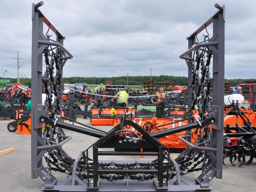 Metal-Technik Wiesenegge / Meadow harrow / Herse de prairie / Strigliatrice / Lanza de prado / Полевая волокуша / Włóka łąkowa 6 m - Луговa борона: фото 2 Metal-Technik Wiesenegge / Meadow harrow / Herse de prairie / Strigliatrice / Lanza de prado / Полевая волокуша / Włóka łąkowa 6 m - Луговa борона: фото 2