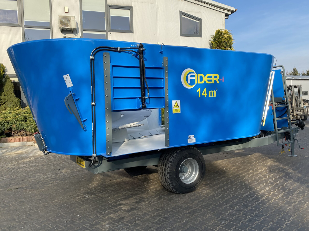 ZAMET Futtermischwagen / Feed mixer / Melangeuse / Carro miscelatore / Vagoneta 2 sinfines / Кормораздатчик 2 шнека / Wóz paszowy 14 m3 - Кормороздавач: фото 4 ZAMET Futtermischwagen / Feed mixer / Melangeuse / Carro miscelatore / Vagoneta 2 sinfines / Кормораздатчик 2 шнека / Wóz paszowy 14 m3 - Кормороздавач: фото 4