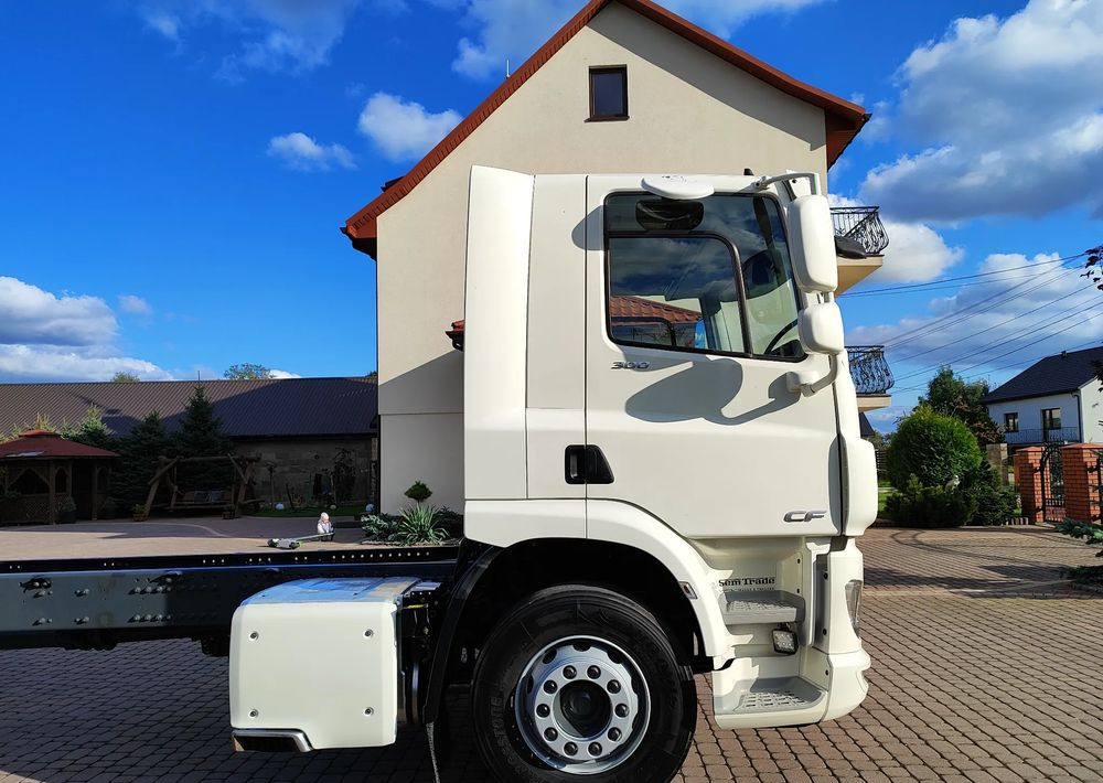 DAF CF 300 4X2 18T EURO 6 SILNIK 11L RAMA DO ZABUDOWY 176 TYS KM - Вантажівка шасі: фото 4 DAF CF 300 4X2 18T EURO 6 SILNIK 11L RAMA DO ZABUDOWY 176 TYS KM - Вантажівка шасі: фото 4