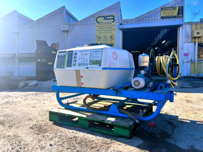 BLANCHARD CUVE D'ARROSAGE PULVERISATEUR AVEC POMPE ELECTRIQUE SUR BERCE (NET DE TVA) - Обприскувач навісний: фото 1 BLANCHARD CUVE D'ARROSAGE PULVERISATEUR AVEC POMPE ELECTRIQUE SUR BERCE (NET DE TVA) - Обприскувач навісний: фото 1