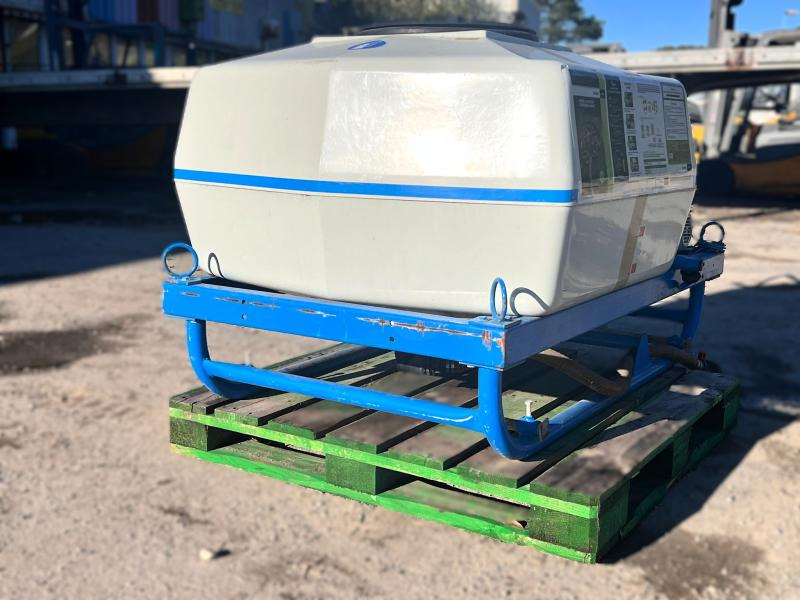 BLANCHARD CUVE D'ARROSAGE PULVERISATEUR AVEC POMPE ELECTRIQUE SUR BERCE (NET DE TVA) - Обприскувач навісний: фото 5 BLANCHARD CUVE D'ARROSAGE PULVERISATEUR AVEC POMPE ELECTRIQUE SUR BERCE (NET DE TVA) - Обприскувач навісний: фото 5