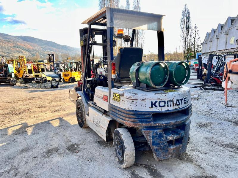 KOMATSU Chariot élévateur à gaz FG25T-11E (AVEC PINCE) - Газовий навантажувач: фото 2 KOMATSU Chariot élévateur à gaz FG25T-11E (AVEC PINCE) - Газовий навантажувач: фото 2