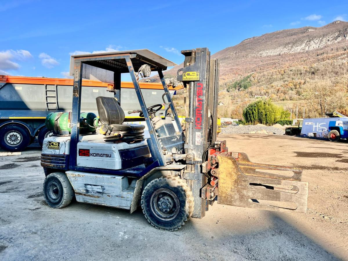 KOMATSU Chariot élévateur à gaz FG25T-11E (AVEC PINCE) - Газовий навантажувач: фото 4 KOMATSU Chariot élévateur à gaz FG25T-11E (AVEC PINCE) - Газовий навантажувач: фото 4