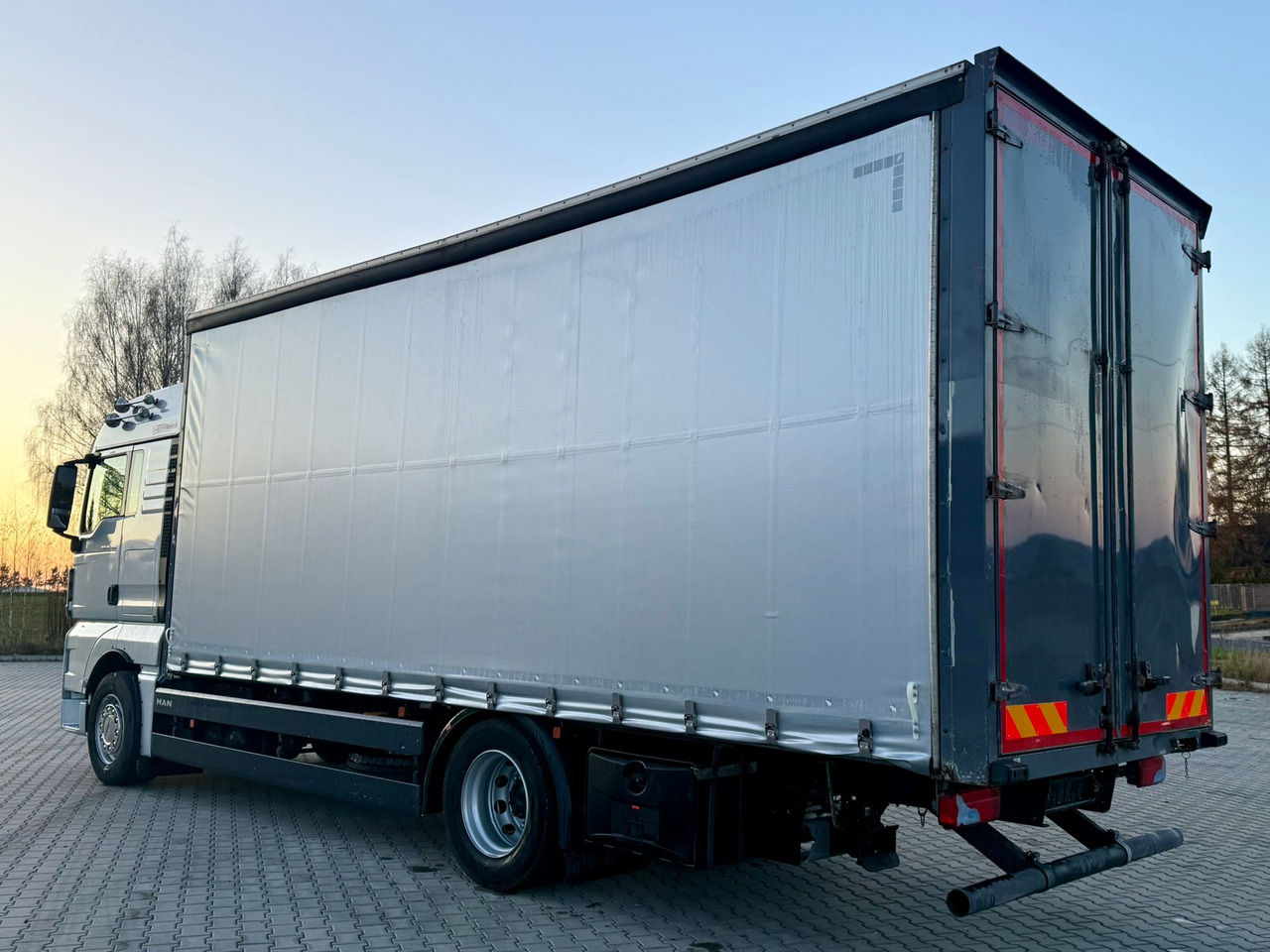 MAN TGX 18.400 / FIRANKA / KONTENER / NISKI PRZEBIEG / EURO 6 / AUTOMAT / SYPIALKA / 2016 ROK - Тентована вантажівка: фото 5 MAN TGX 18.400 / FIRANKA / KONTENER / NISKI PRZEBIEG / EURO 6 / AUTOMAT / SYPIALKA / 2016 ROK - Тентована вантажівка: фото 5