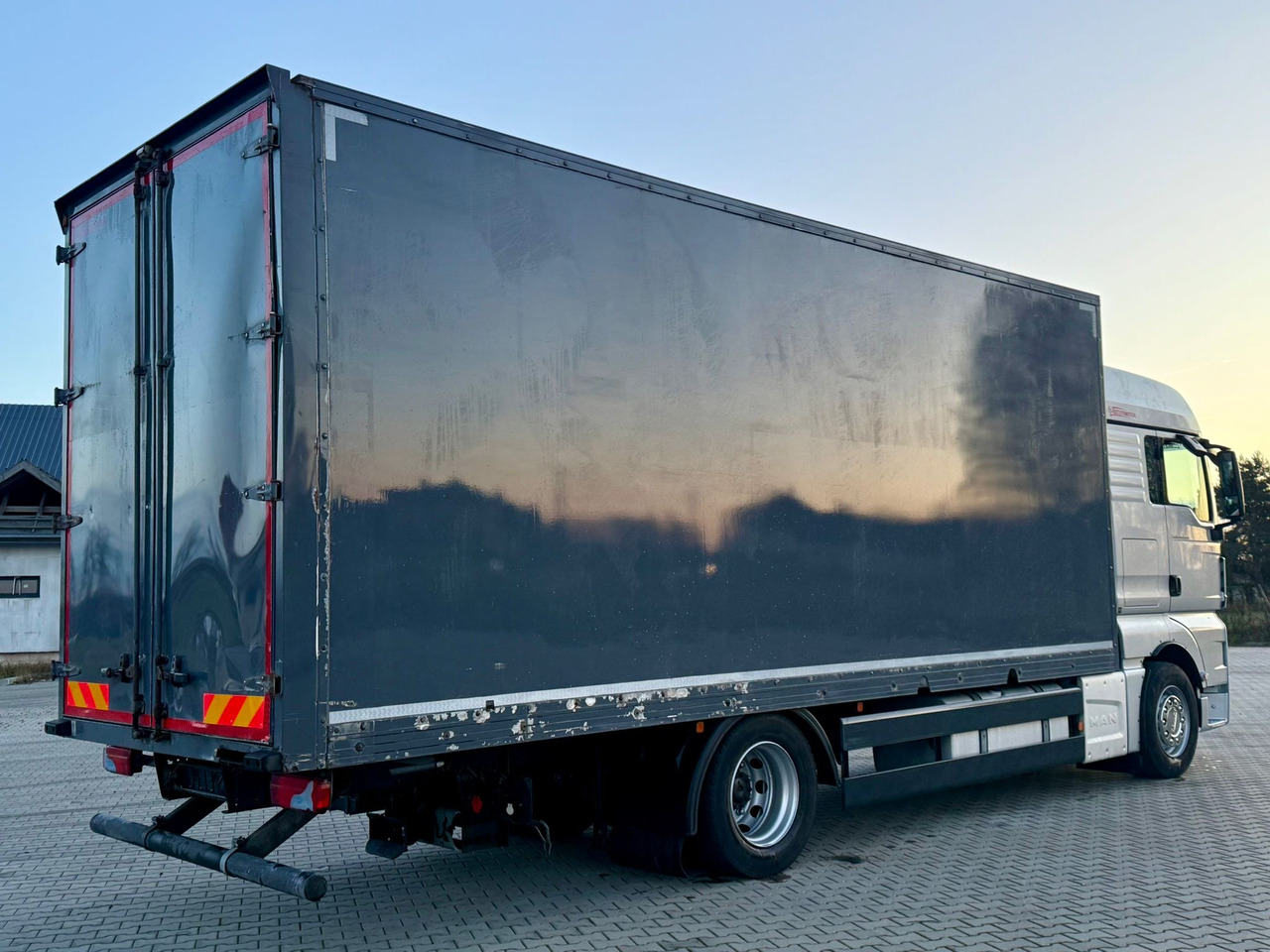 MAN TGX 18.400 / FIRANKA / KONTENER / NISKI PRZEBIEG / EURO 6 / AUTOMAT / SYPIALKA / 2016 ROK - Тентована вантажівка: фото 3 MAN TGX 18.400 / FIRANKA / KONTENER / NISKI PRZEBIEG / EURO 6 / AUTOMAT / SYPIALKA / 2016 ROK - Тентована вантажівка: фото 3