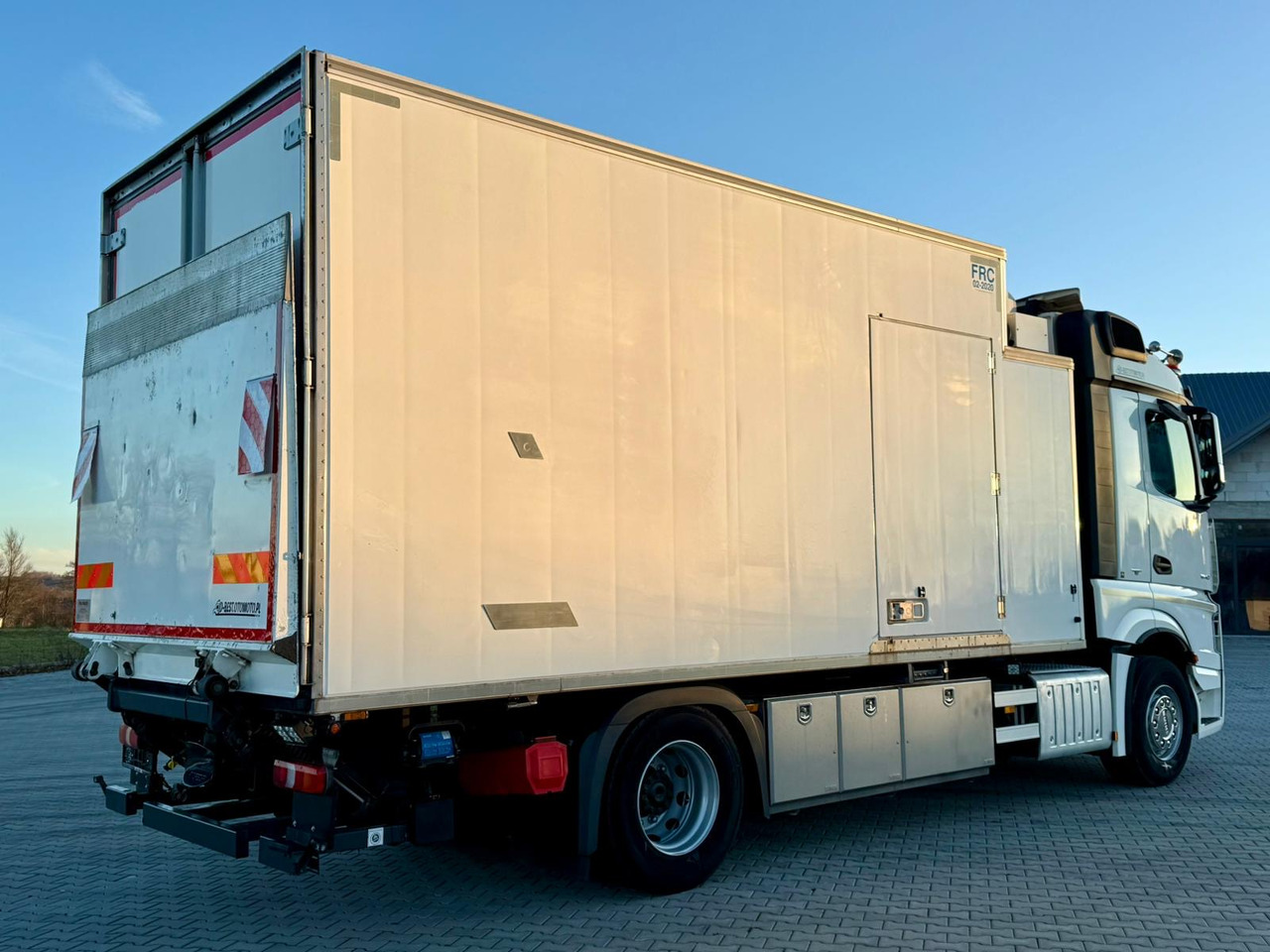 MERCEDES-BENZ ACTROS 1840 / CHŁODNIA / WINDA / 15 EUROPALET / 6.10 M DŁUGOŚCI / DUŻA KABINA / AUTOMAT / SPROWADZONY / SERWISOWANY / EURO 6 - Рефрижератор вантажівка: фото 3 MERCEDES-BENZ ACTROS 1840 / CHŁODNIA / WINDA / 15 EUROPALET / 6.10 M DŁUGOŚCI / DUŻA KABINA / AUTOMAT / SPROWADZONY / SERWISOWANY / EURO 6 - Рефрижератор вантажівка: фото 3