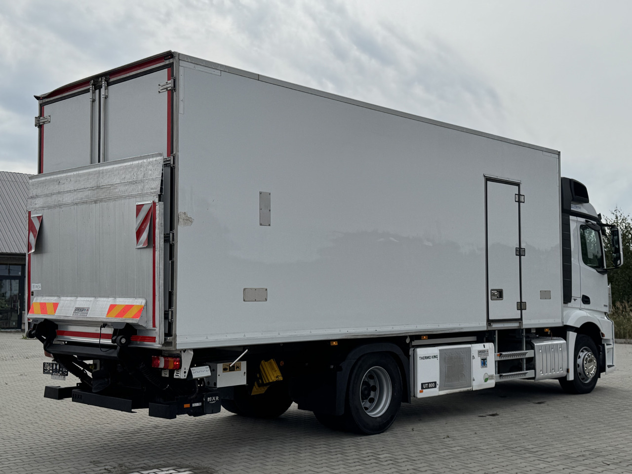 Mercedes-Benz ACTROS 1833 / CHŁODNIA / WINDA / 18 PALET / SILNIK 10677 cm3 / THERMO KING / 2017 ROK - Рефрижератор вантажівка: фото 4 Mercedes-Benz ACTROS 1833 / CHŁODNIA / WINDA / 18 PALET / SILNIK 10677 cm3 / THERMO KING / 2017 ROK - Рефрижератор вантажівка: фото 4