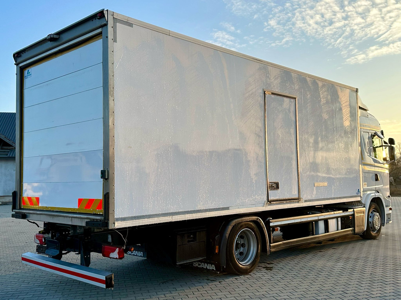 SCANIA G360 / IZOTERMA / 6.8 M DŁUGOŚCI / AUTOMAT / CAŁA NA PODUSZKACH / KLIMA POSTOJOWA / ELEKTRYCZNA ROLETA TYŁ / SYPIALKA - Ізотермічна вантажівка: фото 3 SCANIA G360 / IZOTERMA / 6.8 M DŁUGOŚCI / AUTOMAT / CAŁA NA PODUSZKACH / KLIMA POSTOJOWA / ELEKTRYCZNA ROLETA TYŁ / SYPIALKA - Ізотермічна вантажівка: фото 3