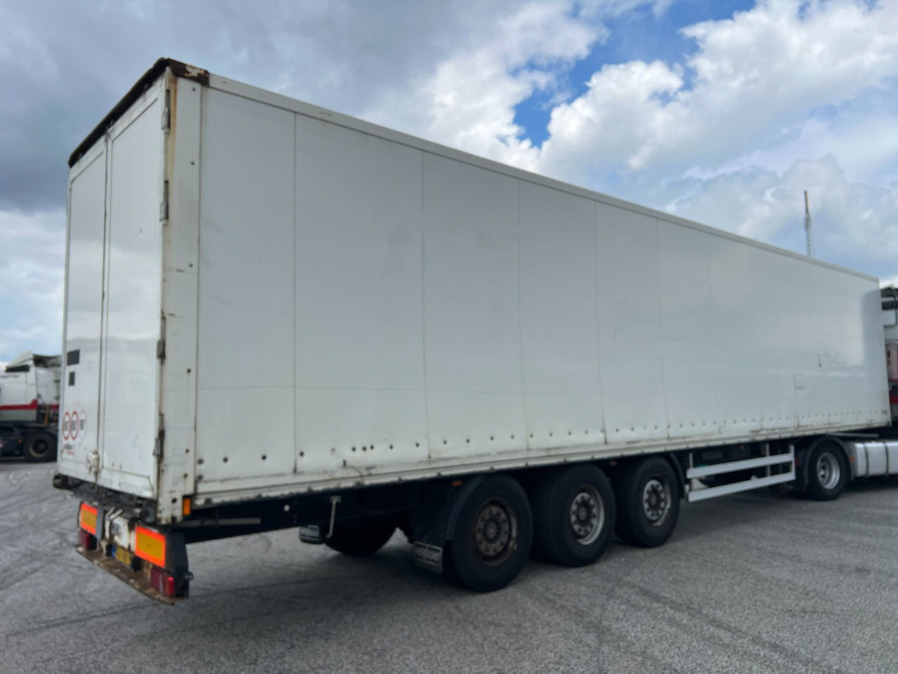Kögel 2x lift axle, SAF disc - Закритий кузов напівпричіп: фото 3 Kögel 2x lift axle, SAF disc - Закритий кузов напівпричіп: фото 3