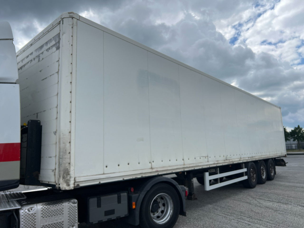 Kögel 2x lift axle, SAF disc - Закритий кузов напівпричіп: фото 1 Kögel 2x lift axle, SAF disc - Закритий кузов напівпричіп: фото 1