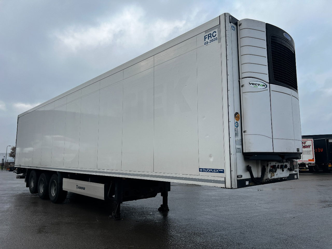 Krone SD met Carrier Vector 1550 en dhollandia laadklep - Рефрижератор напівпричіп: фото 2 Krone SD met Carrier Vector 1550 en dhollandia laadklep - Рефрижератор напівпричіп: фото 2