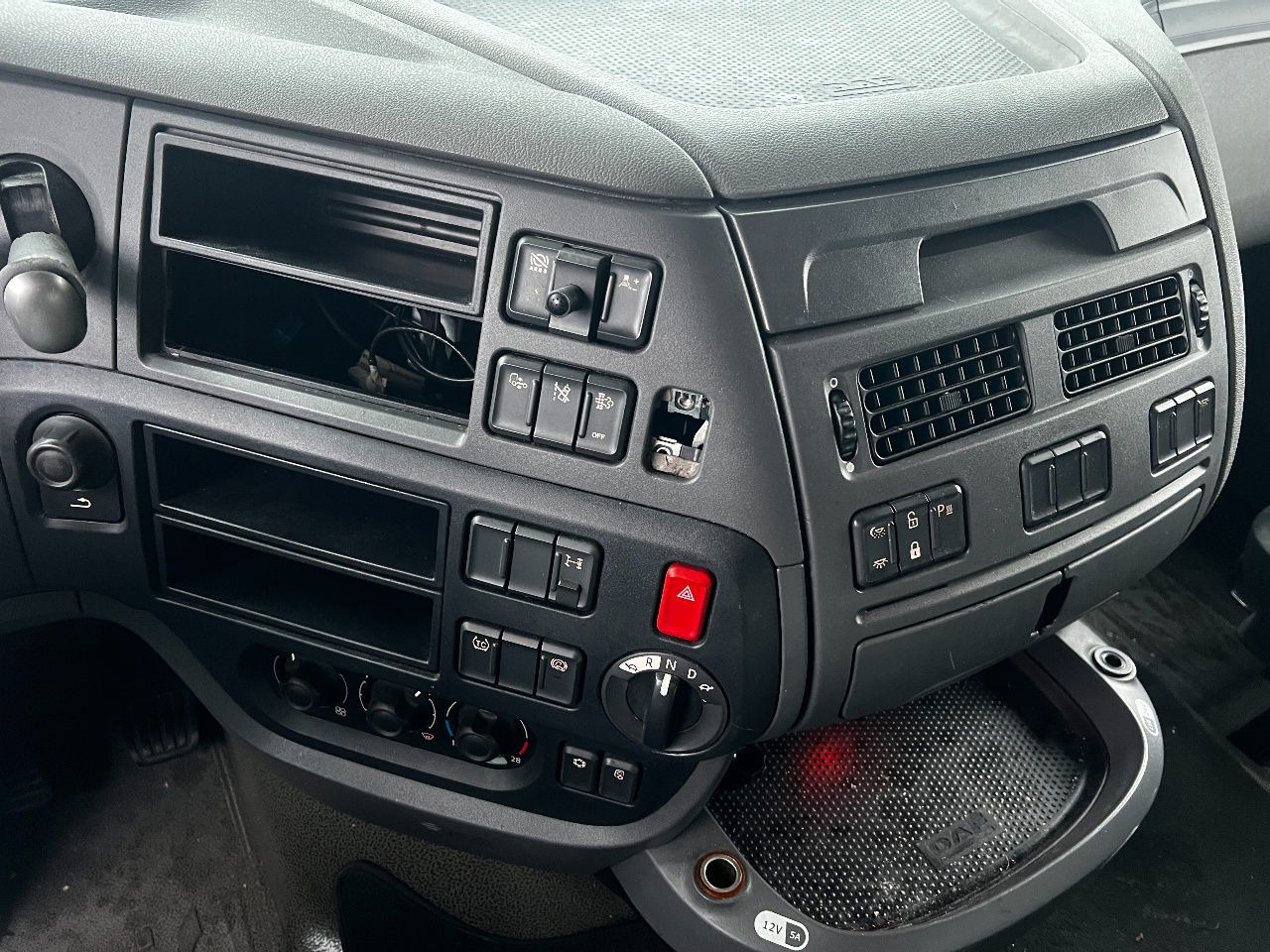 Тягач DAF XF 460 SSC, Retarder, Full spoiler: фото 12 Тягач DAF XF 460 SSC, Retarder, Full spoiler: фото 12