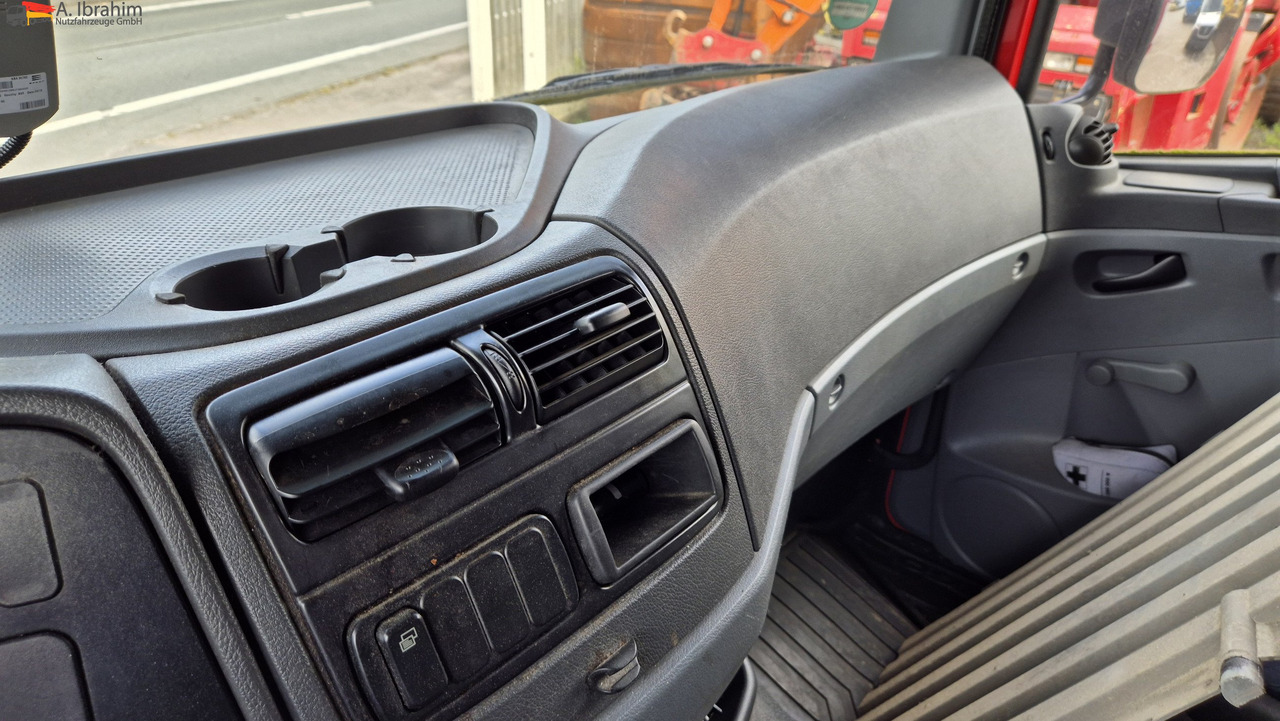 Mercedes-Benz 1222 Werkstattkoffer mit Regalsystem - Вантажівка з закритим кузовом: фото 4 Mercedes-Benz 1222 Werkstattkoffer mit Regalsystem - Вантажівка з закритим кузовом: фото 4