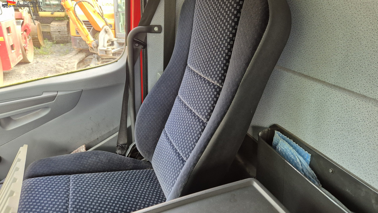 Mercedes-Benz 1222 Werkstattkoffer mit Regalsystem - Вантажівка з закритим кузовом: фото 5 Mercedes-Benz 1222 Werkstattkoffer mit Regalsystem - Вантажівка з закритим кузовом: фото 5