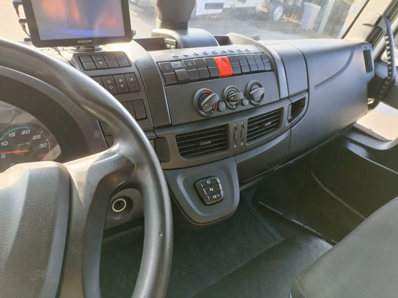IVECO EUROCARGO 140E28P - Вантажівка шасі: фото 5 IVECO EUROCARGO 140E28P - Вантажівка шасі: фото 5