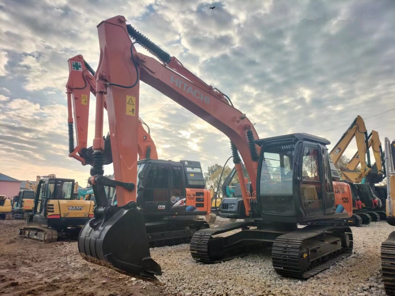 Hitachi ZX120 - Гусеничний екскаватор: фото 1 Hitachi ZX120 - Гусеничний екскаватор: фото 1