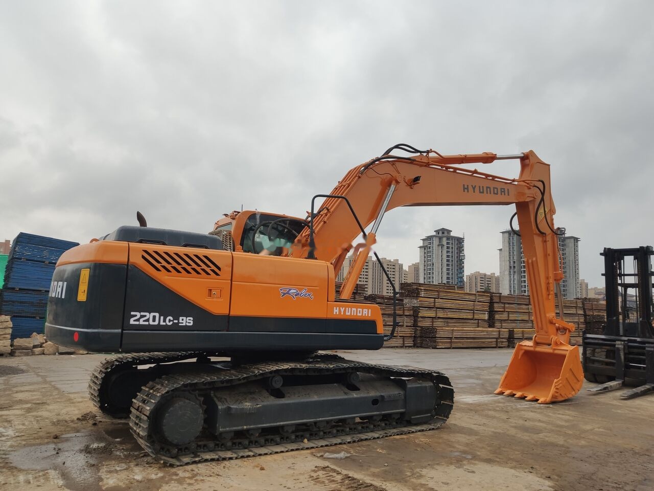 Hyundai R220LC-9s - Гусеничний екскаватор: фото 2 Hyundai R220LC-9s - Гусеничний екскаватор: фото 2