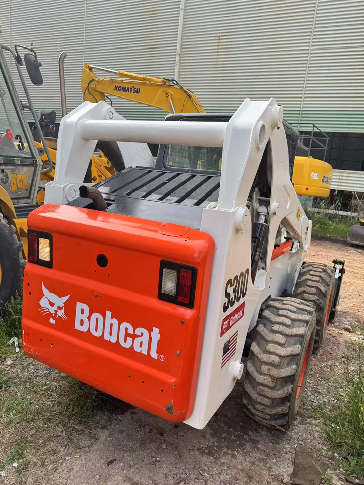 BOBCAT S300 - Екскаватор-навантажувач: фото 4 BOBCAT S300 - Екскаватор-навантажувач: фото 4