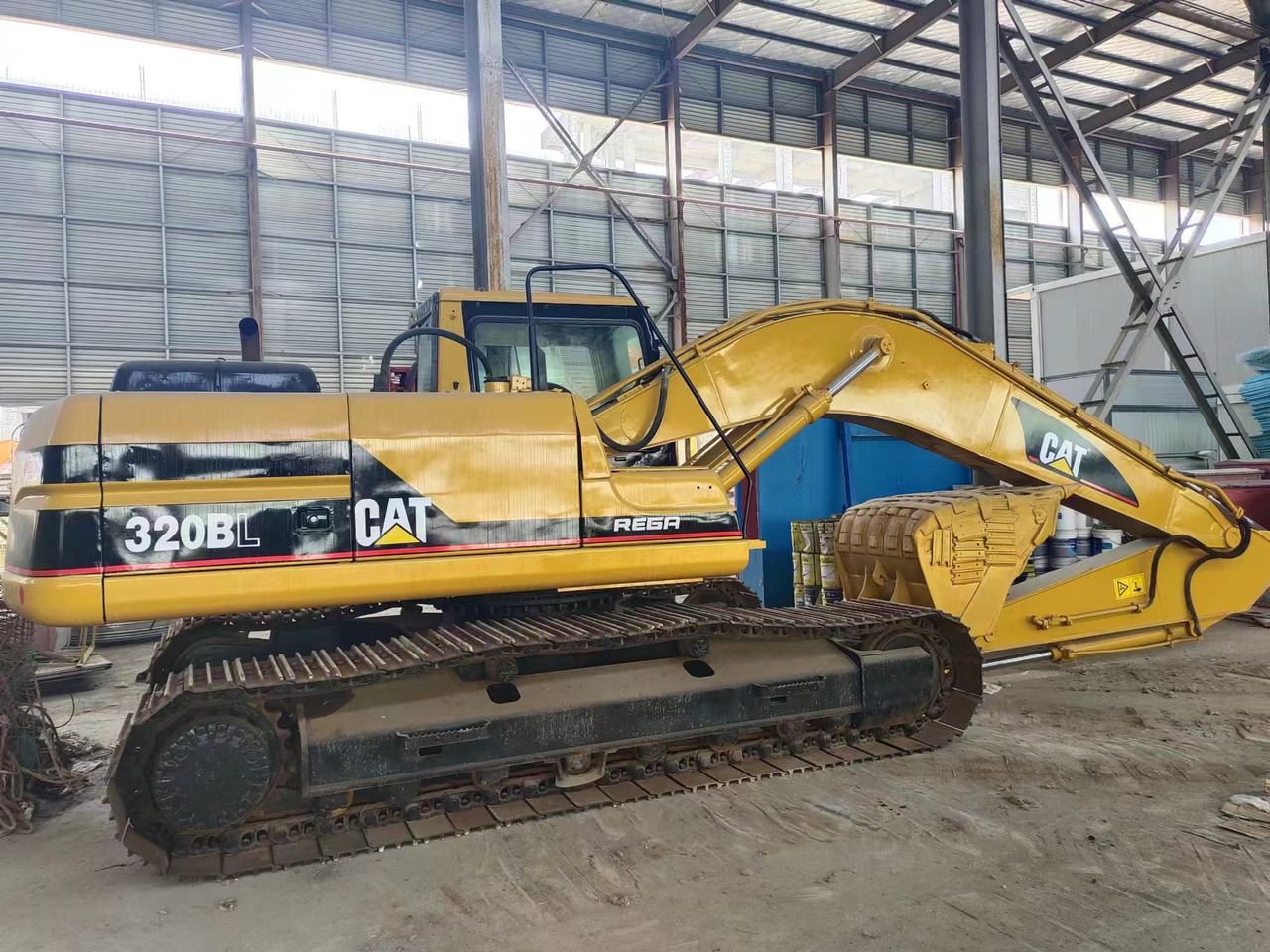 CATERPILLAR 320BL - Гусеничний екскаватор: фото 1 CATERPILLAR 320BL - Гусеничний екскаватор: фото 1