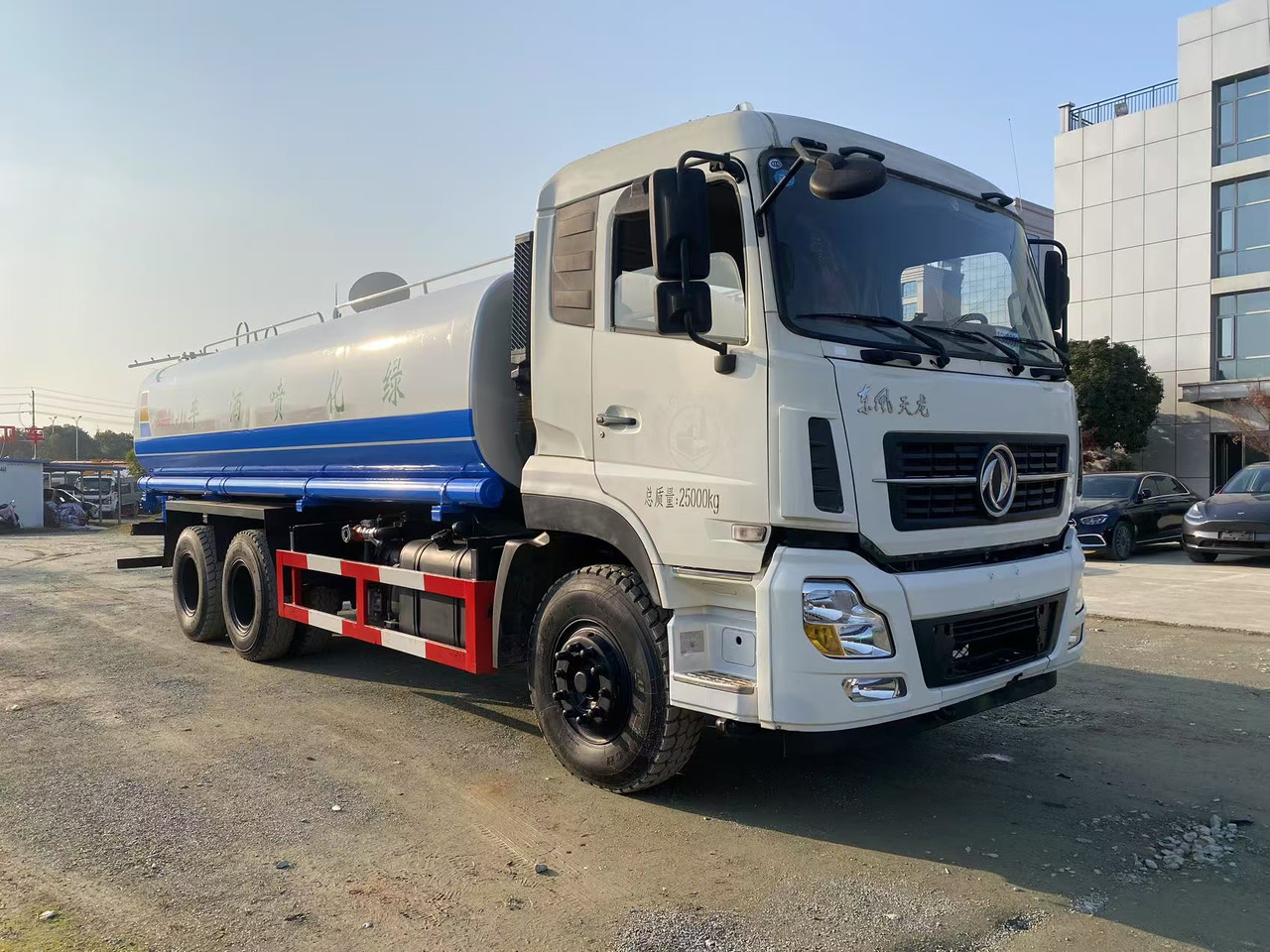 DONGFENG 20000L water truck Sprinkler - Вантажівка цистерна: фото 4 DONGFENG 20000L water truck Sprinkler - Вантажівка цистерна: фото 4