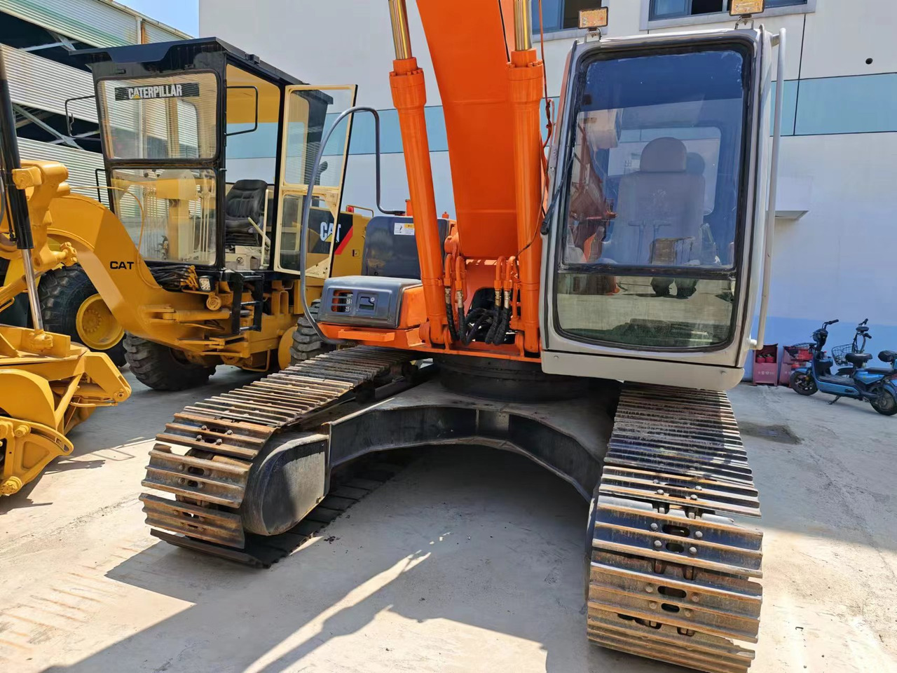 HITACHI EX200-5 - Гусеничний екскаватор: фото 3 HITACHI EX200-5 - Гусеничний екскаватор: фото 3