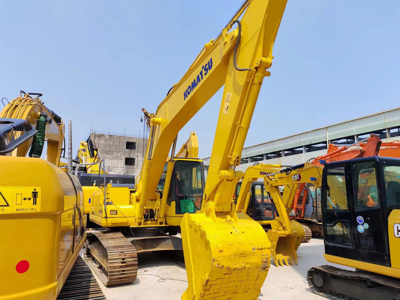 KOMATSU PC200-7 - Гусеничний екскаватор: фото 1 KOMATSU PC200-7 - Гусеничний екскаватор: фото 1