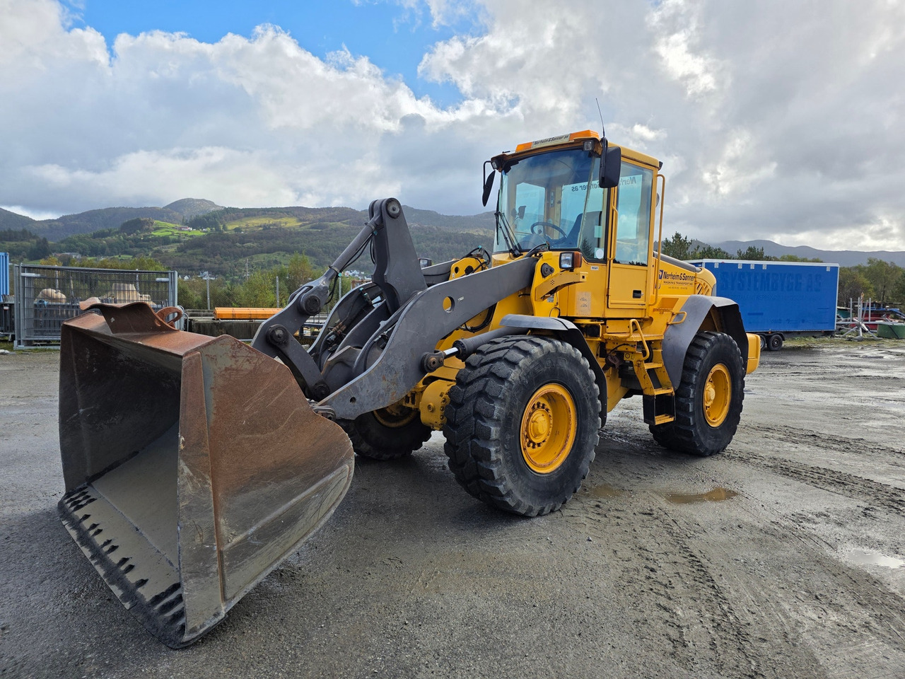 Volvo L90E - Колісний навантажувач: фото 1 Volvo L90E - Колісний навантажувач: фото 1