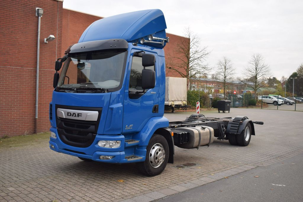 DAF LF 280 Fahrgestell Klima Navi 8-Gang ACC AHK - Вантажівка шасі: фото 1 DAF LF 280 Fahrgestell Klima Navi 8-Gang ACC AHK - Вантажівка шасі: фото 1
